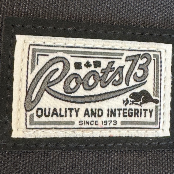 Roots Unisex Canvas Sling Bag one shoulder knapsack black berry - Picture 3 of 9